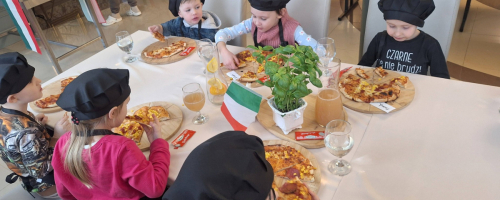 PRZEDSZKOLAKI NA WARSZTATACH ROBIENIA PIZZY W REZYDENCJI LEŚNEJ